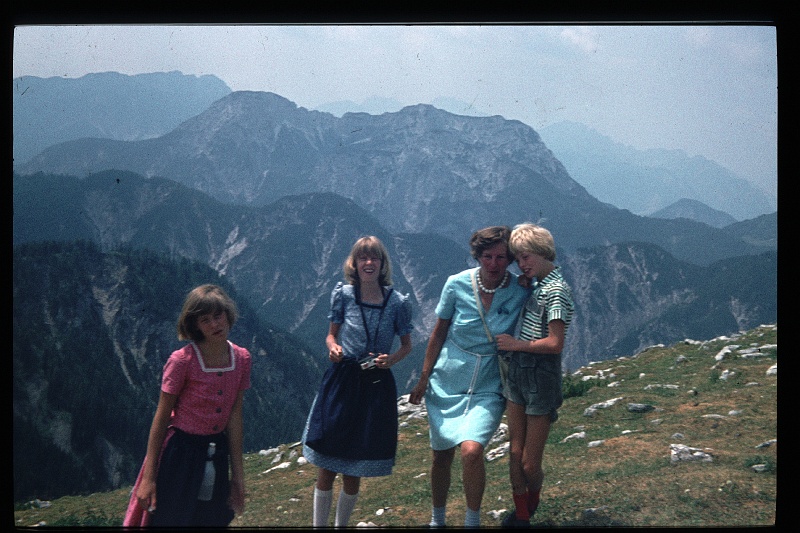22.Drielandenpunt jun 1976 Mama,Brigitte,Marion,Peter.JPG